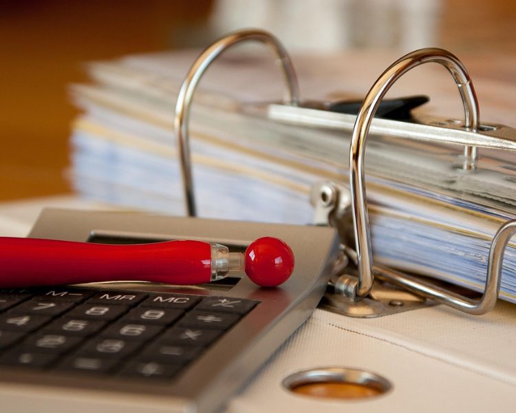 difference between users of financial statements and stakeholders.